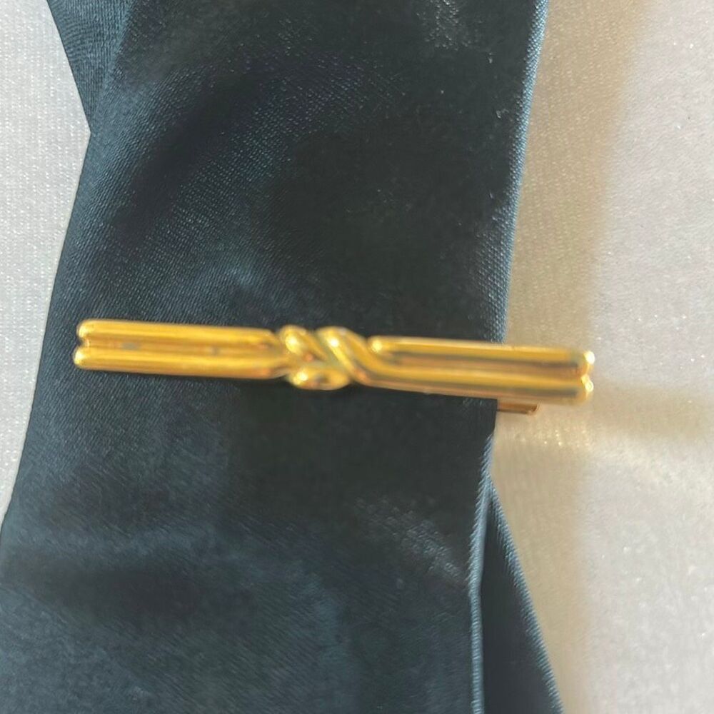 Vintage Nina Ricci Gold Tone Tie Clip Bar Twisted Knotted Elevated Basic Formal - Picture 2 of 11